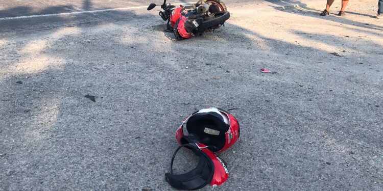 Motociclista herido al chocar contra camioneta