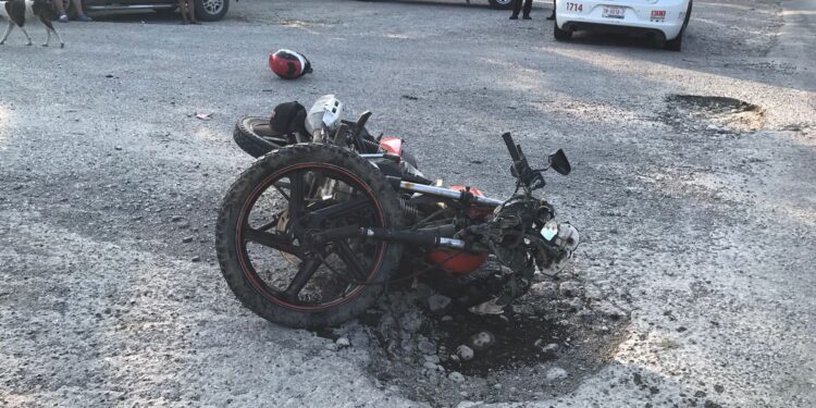 Motociclista herido al chocar contra camioneta