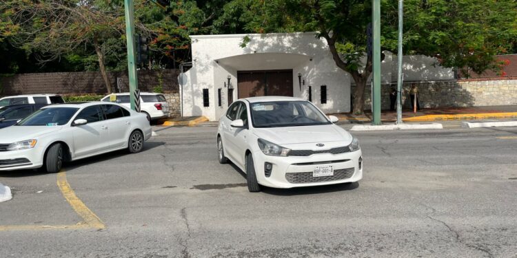 Familiares de desaparecido cierran la calle 8