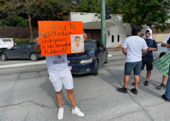 Familiares de desaparecido cierran la calle 8