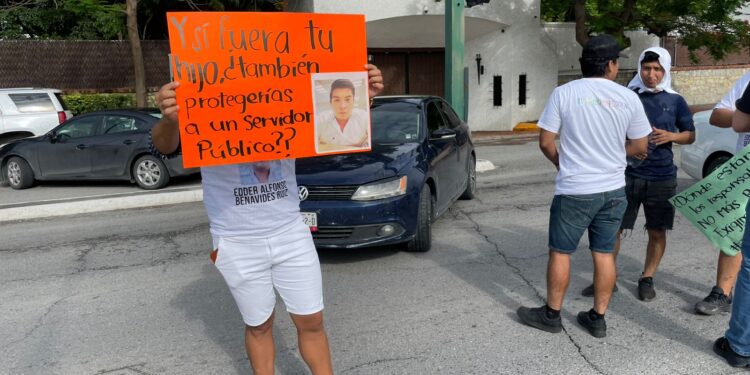 Familiares de desaparecido cierran la calle 8