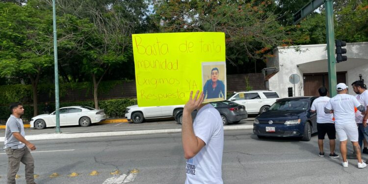 Familiares de desaparecido cierran la calle 8