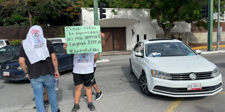 Familiares de desaparecido cierran la calle 8