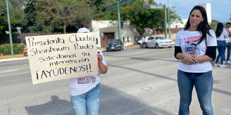 Familiares de desaparecido cierran la calle 8