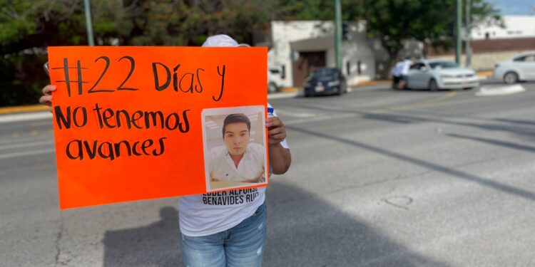 Familiares de desaparecido cierran la calle 8