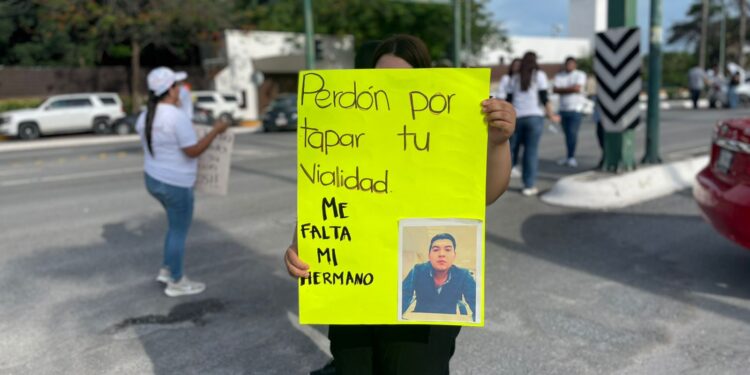 Familiares de desaparecido cierran la calle 8