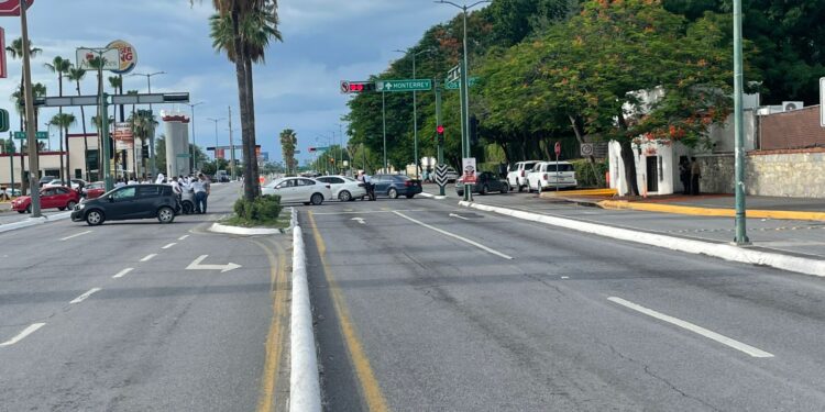 Familiares de desaparecido cierran la calle 8