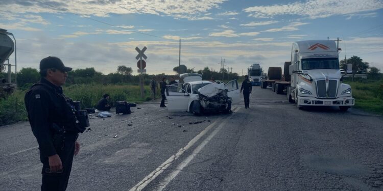 Tren embiste auto march en km. 49 de la ruta Victoria-Monterrey; tres heridos