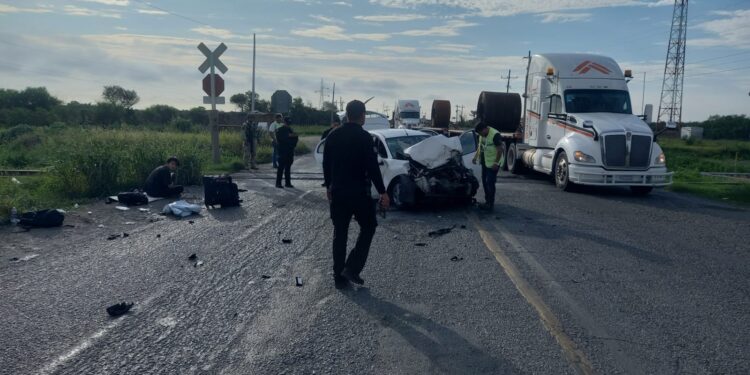 Tren embiste auto march en km. 49 de la ruta Victoria-Monterrey; tres heridos