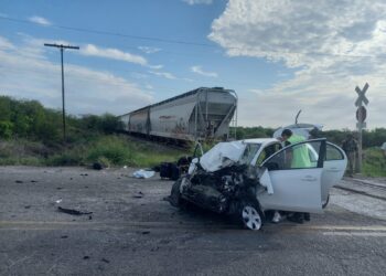 Tren embiste auto march en km. 49 de la ruta Victoria-Monterrey; tres heridos