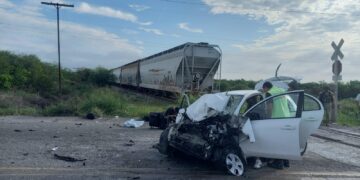 Tren embiste auto march en km. 49 de la ruta Victoria-Monterrey; tres heridos