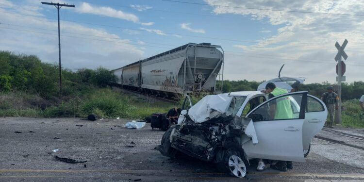 Tren embiste auto march en km. 49 de la ruta Victoria-Monterrey; tres heridos