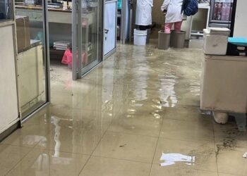 Se inunda Hospital del IMSS en Madero; trabajadores usan botas y cubetas