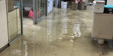 Se inunda Hospital del IMSS en Madero; trabajadores usan botas y cubetas