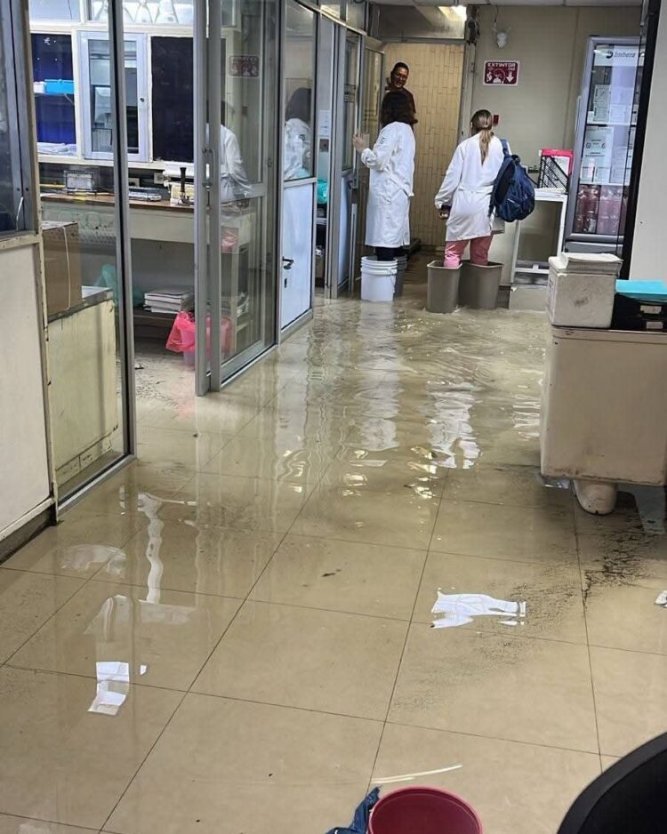 Se inunda Hospital del IMSS en Madero; trabajadores usan botas y cubetas