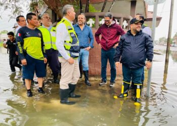 Supervisan bombeo de agua en zonas inundadas