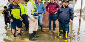 Supervisan bombeo de agua en zonas inundadas