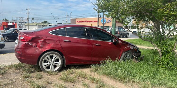 Chocan auto y camioneta, cuantiosos daños materiales