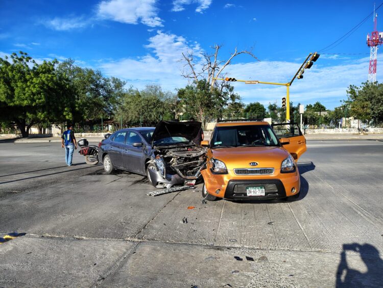 Choque deja cuantiosos daños materiales