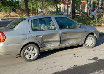 Choca por omitir alto