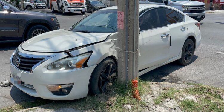 Auto se estampa contra microbús