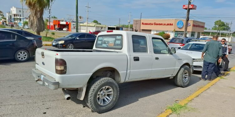 Chocan auto y camioneta, cuantiosos daños materiales