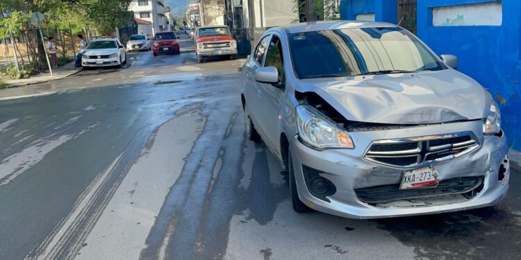 Choca por omitir alto