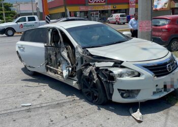 Auto se estampa contra microbús