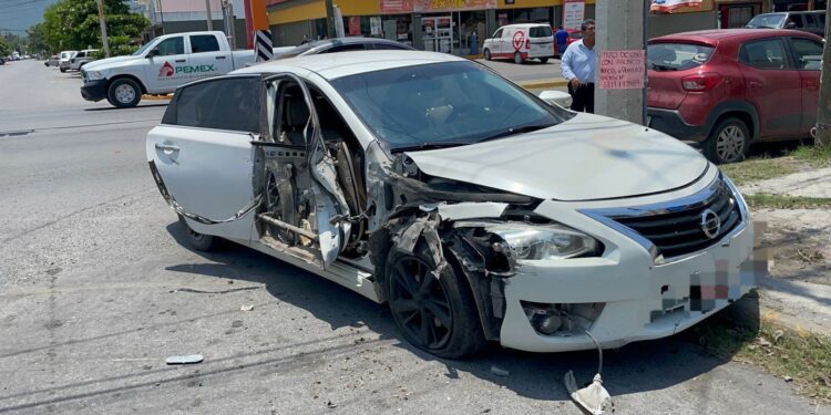 Auto se estampa contra microbús