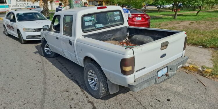 Chocan auto y camioneta, cuantiosos daños materiales