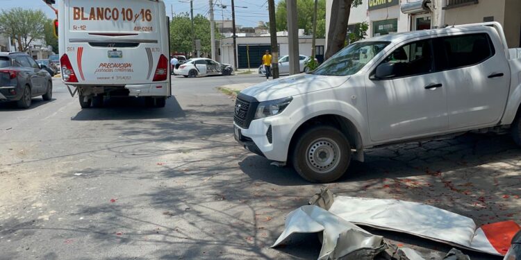 Auto se estampa contra microbús
