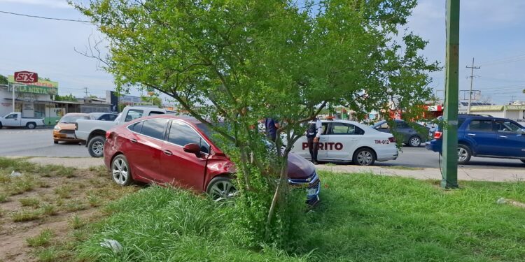 Chocan auto y camioneta, cuantiosos daños materiales