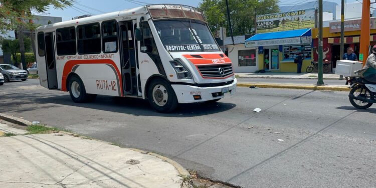 Auto se estampa contra microbús