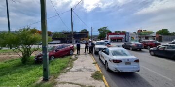 Chocan auto y camioneta, cuantiosos daños materiales