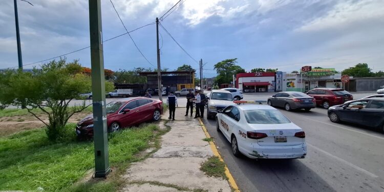 Chocan auto y camioneta, cuantiosos daños materiales