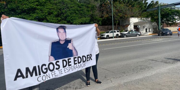 Familiares de desaparecido cierran la calle 8