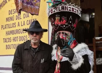 Captan al cineasta paseando Tim Burton en Tepoztlán