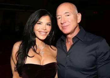 Causó risas: Esto dice la invitación a la boda de Jeff Bezos y Lauren Sánchez