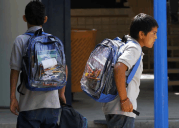 Usarán mochilas transparentes para frenar violencia escolar en preparatoria de Nuevo Laredo
