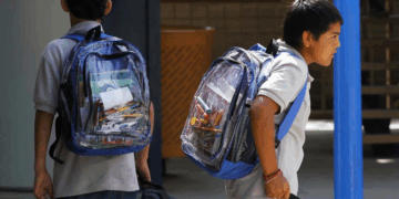 Usarán mochilas transparentes para frenar violencia escolar en preparatoria de Nuevo Laredo