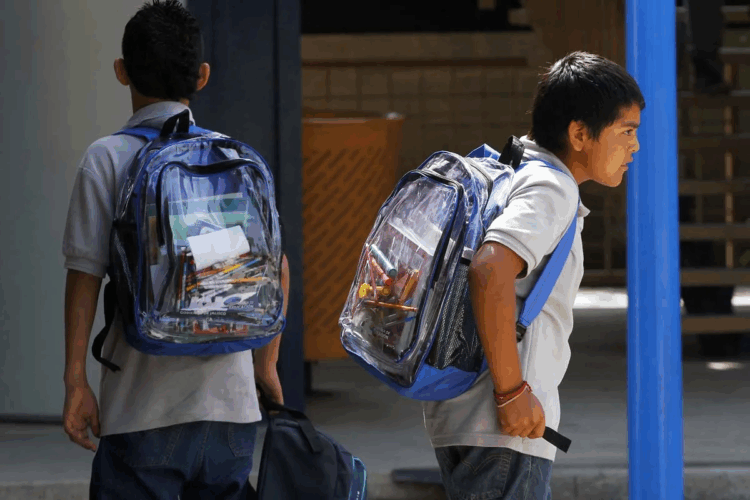 Usarán mochilas transparentes para frenar violencia escolar en preparatoria de Nuevo Laredo