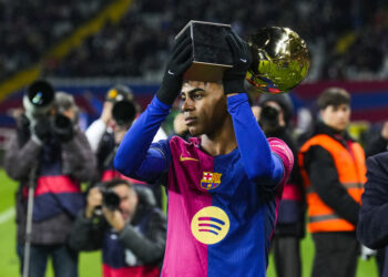 Lamine Yamal se reúne con su ídolo Neymar en Brasil