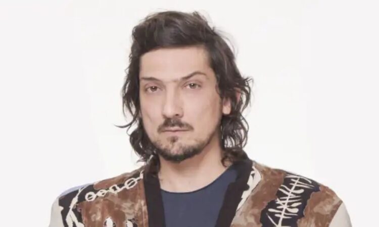 León Larregui lanza ‘Cometas’, una canción contra la guerra