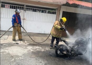 Fuego consume motocicleta