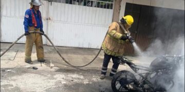 Fuego consume motocicleta