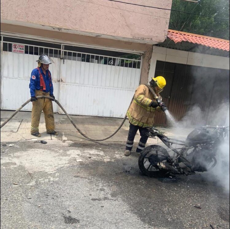 Fuego consume motocicleta