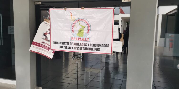 Cierran jubilados subdelegación del ISSSTE, protestan contra encargado de Prestaciones