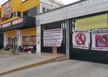 Cierran jubilados subdelegación del ISSSTE, protestan contra encargado de Prestaciones