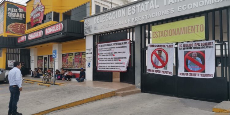 Cierran jubilados subdelegación del ISSSTE, protestan contra encargado de Prestaciones