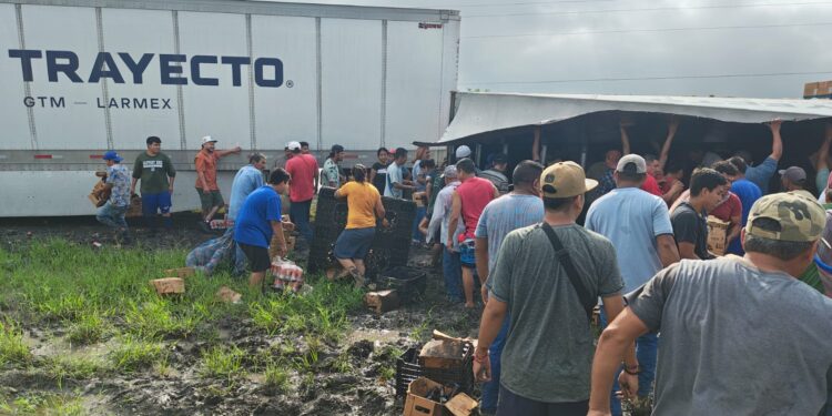 Vuelca camión con cerveza, ¡llega la rapiña!